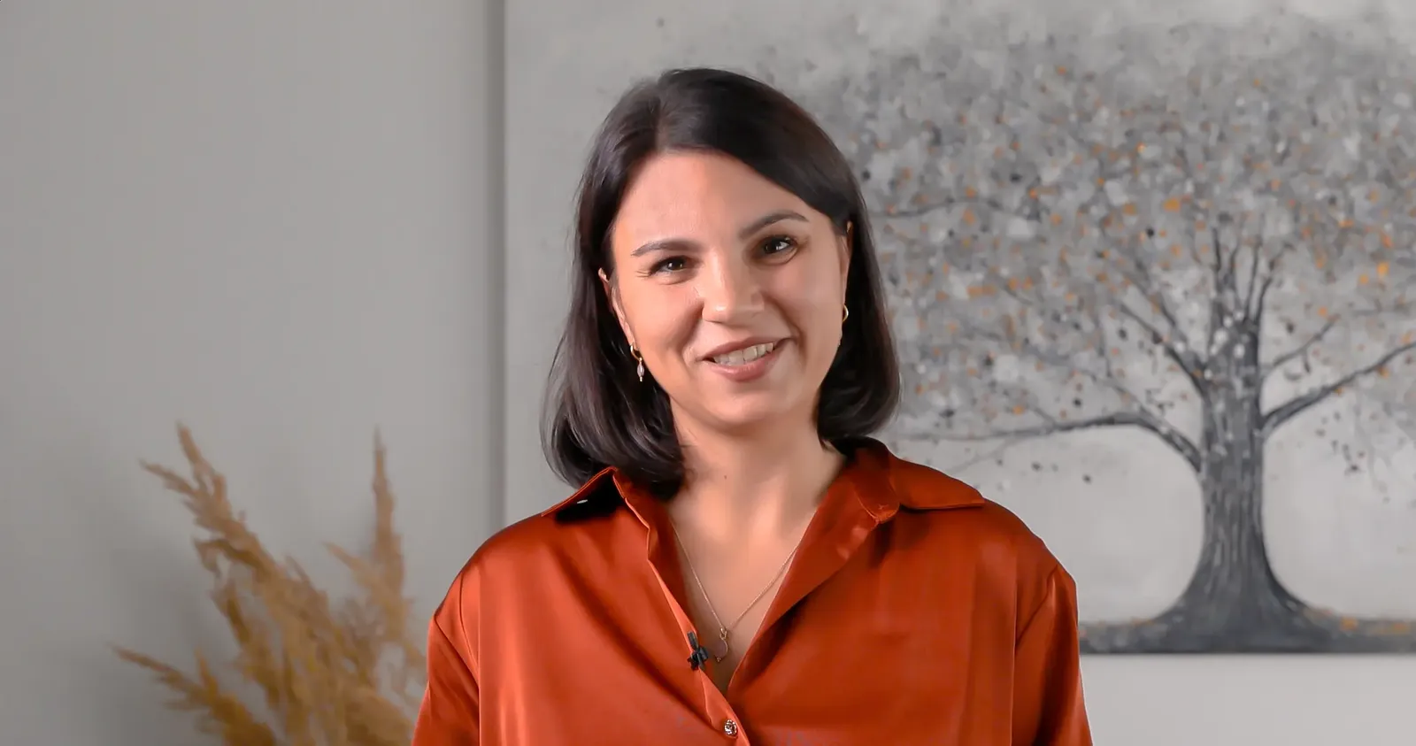 Juanita Keitel lächelt in die Kamera, Vorschaubild zum Seminarvideo
