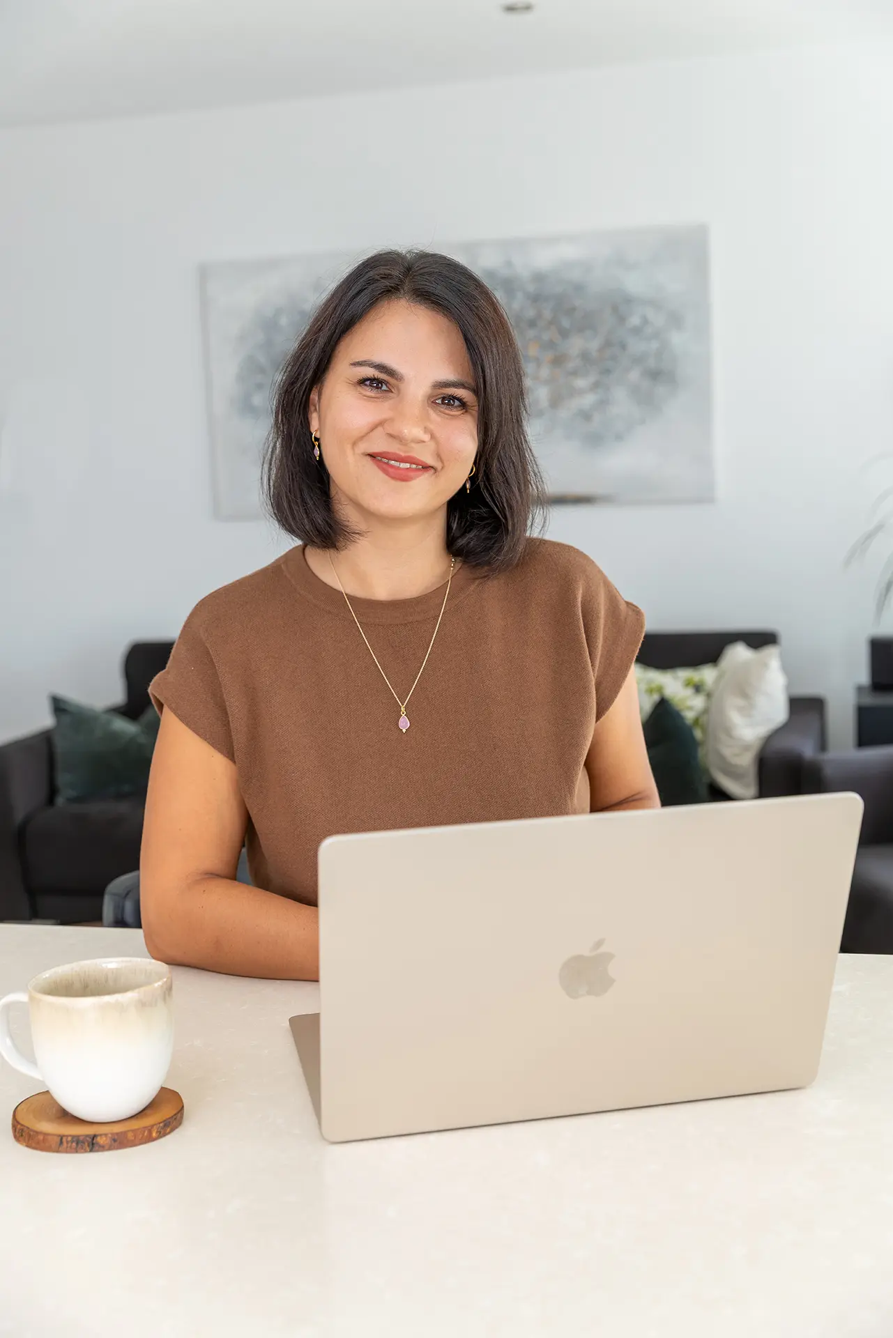 Juanita Keitel am Laptop, bereit für eine ThetaHealing® Sitzung per Zoom