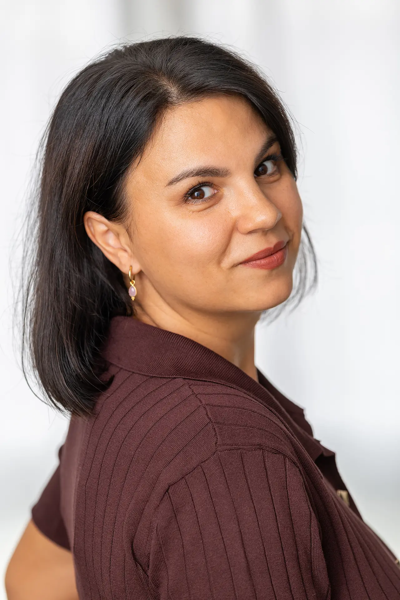 Juanita Keitel, Porträt mit Blick über die Schulter