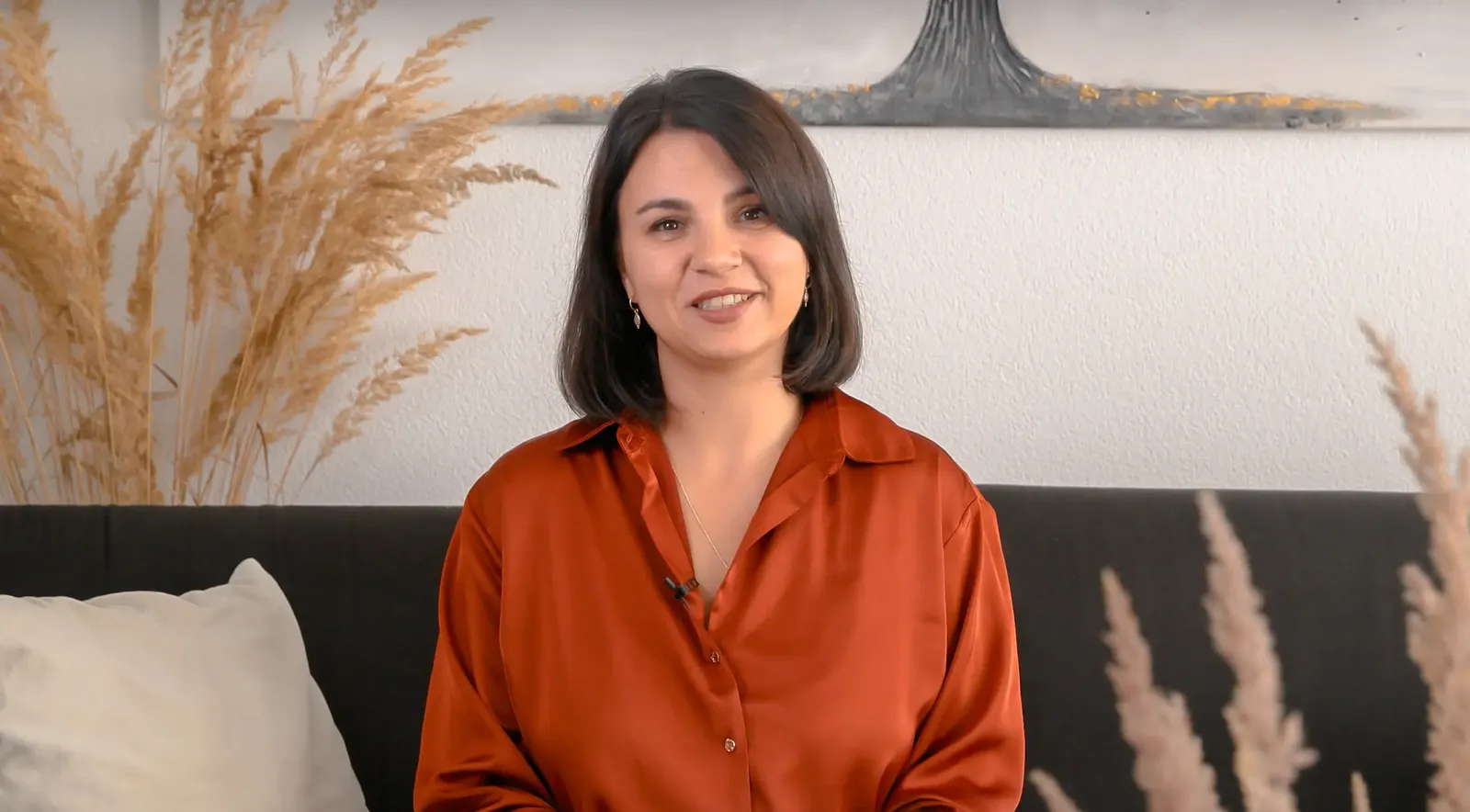 Juanita Keitel lächelt in die Kamera, Vorschaubild zum Vorstellungsvideo
